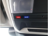 専用ボタンでコールセンターへ接続。状況に応じて緊急車両の要請やロードサービスの取次ぎを行います。重大事故の際は自動的にコールセンターにつながり、緊急車両やドクターヘリを要請します。(要申込)
