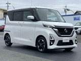 エマージェンシーブレーキ(衝突被害軽減ブレーキ)、フロントカメラが車両や歩行者を検知し警告音と共に衝突回避、軽減をアシストしてくれます。