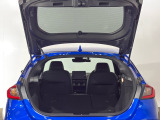 後部座席を前方に倒せば、大きなお荷物も手軽に積み込めます。