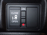運転席からもスライドドアを楽々操作でスピーディーに!またスマートキーでも開閉できるので便利です。