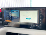 Googleマップを表示した状態の大型ディスプレイ。見やすい画面で、目的地までのルートを分かりやすく案内します。