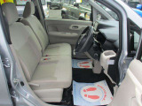 女性の方ももちろんですが、運転席側、助手席側の足元スペースが広いので男性の方が運転しても窮屈になりにくいですよ!