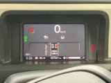 ドライバーに必要な情報を分かりやすく表示。デジタル表示で視認性も高く、運転に集中できます。走行距離も確認できますね。