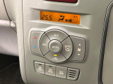 【オートエアコン】一度お好みの温度に設定すれば、車内の温度を検知し風量や温度を自動で調整。暑い&hellip;寒い&hellip;と何度もスイッチ操作をする必要はありません。快適な車内空間には必須の機能ですね♪