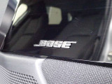 車内音響に合わせてチューニングされた専用スピーカーのBOSEシステム。奥行きのある澄んだ音と驚きの臨場感で、移動時間をプレミアムな音楽空間へと進化させます。
