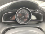 シンプルで大きなタコメーターを中心としたメーター。