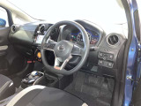 運転席周りのレイアウトをご覧ください。ナビゲーションが綺麗に装着されすっきり収まってますね!