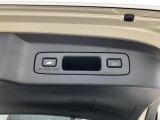 【電動リアゲート】ボタン1つで開閉可能。荷物の積み下ろしもスムーズで、安全・便利に使えます。