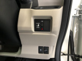 【片側電動スライドドア】リモコンや運転席のスイッチ操作のほか、ドアハンドルを少し引くだけでリアドアが自動開閉します♪