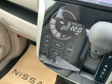 タブレット端末のようなタッチパネル式のオートエアコン採用。凹凸のない滑らかな表面で操作感を高めています。