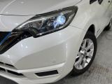 【LEDヘッドライト】悪天候や夜間走行時も良好な視界を確保し安心して運転できる高輝度LEDヘッドライトを装備!点灯速度が早く、消費電力も抑えられています。
