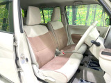 運転席まわりには十分なスペースがあり、大柄な方でもゆったり運転していただける環境です。