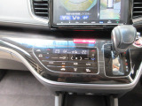 オートエアコンは左右席で独立温度コントロールが可能です。運転席はキンキンに冷やして助手席はマイルドにと言った設定が可能です☆暑さ寒さでケンカすることもなくなりますね♪