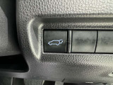 電動式バックドアです。 荷物を持ったままでもボタン一つで自動的に開け閉めできるので便利ですよ。 挟み込み防止機能も付いていますのでお子様の手や荷物を挟み込むのを防いでくれますよ。