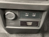 電源ソケットに加え、USB Type-Cポートが2つとHDMI入力端子を装備。スマートフォン等の充電や外部機器の接続が可能です。