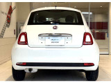 真ん中に輝く「FIAT」のエンブレムが、イタリアからやってきた特別なクルマであることを物語っています。