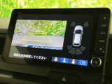 後方確認をサポートするモニターは、駐車時の安全性を高めます。ガイドライン表示で、狭い場所でも安心です。