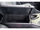 両開きで使いやすいフロントセンターコンソールボックス内にはUSB充電器や様々な電気製品の電源供給ポートとして使えるアクセサリーソケットや、通信/給電用USBも備えています。