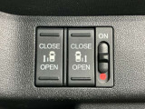 狭い所でも乗り降り楽々な両側電動スライドドアです!簡単にドアの開閉が出来る為女性やお年寄りにも優しく、荷物で手が塞がった時なども大変便利です!