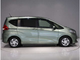 リアドアは両側電動スライドドア(パワースライドドア)です!スライドドアのお車ですと、狭いスペースでも乗り降りしやすいです。また、ワンアクションで開閉可能な電動スライドドアはうれしい装備ですね!