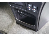 USB充電器や様々な電気製品の電源供給ポートとしてアクセサリーソケットを装備しています。iPadやタブレットの充電が速く完了する2.1Aの給電用USBポートも装備しています。
