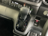 手に馴染むシフトノブで、操作がスムーズに。毎日のドライブがもっと楽しく快適になります。手元で操作ができる、電子制御パーキングブレーキ。