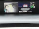 バック時に、バックソナーと運転席から死角になりやすい左前タイヤ付近をモニターできるサイドビューモニターが起動し、状況を表示いたします