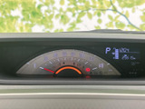 視認性の高いメーター類で、運転に必要な情報を的確に把握できます。走行距離や燃料残量などを一目で確認し、安全運転をサポートします。