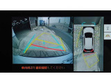 車を上から見下ろした視点で駐車をサポートするパノラマビューを搭載。運転席から確認しにくい車両周囲の状況を確認できます。