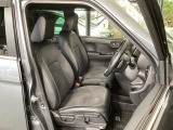 フロント広々、セパレートシートの運転席は、ハイトアジャスターが付いているので、快適にドライブができます。ハンドルはチルトステアリングで、ハンドル位置を上下に調節できます。