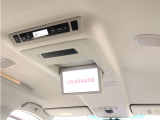 【電動後席モニター】プレミアムサウンド専用!電動開閉後席フリップダウンモニターです。5.1chサウンド、18スピーカーの専用音響システムとなり、人気の装備になります。