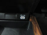 スマートフォンやタブレットの充電に便利なUSBポートを装備。ドライブ中でも手軽にデバイスの充電が可能です。ロングドライブや旅行時にも活躍します。