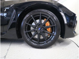 純正18インチアルミホイール装備・タイヤサイズ215/40R18