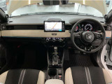 ドライバーを包み込むように、ディスプレーやスイッチ、コンソールを配置。座った瞬間から運転への期待が!空間そのものの心地よさにこだわっています。