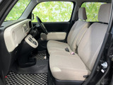 運転席からの視界は広く、周囲の状況を把握しやすいです。操作系もシンプルで、運転に集中できます。