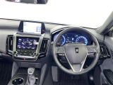 運転席まわりです。 各操作スイッチは使いやすい位置に配置されてます。