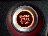 エンジンスタートスイッチです。スマートキーがバッグの中でもブレーキを踏んでエンジンをかけれます。