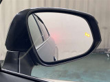 ウインカーミラーにはBSM(ブラインドスポットモニター)を搭載。隣を走る車両が死角に入るとLEDインジケーターを点灯。また、ウィンカーを出すとインジケーターも光って点滅!注意を促してくれます