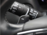 ◆減速セレクター装備◆ステアリングホイールの左右に取り付けられた2つのパドルスイッチで減速の強さを調整。 左側の「-」を操作すると減速を強く、右側の「+」を操作すると減速を弱くすることができます。