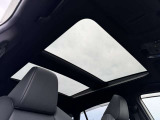 【パノラマルーフ】大型のガラスルーフ搭載で車内の解放感が一気にアップ!開放的なドライブをお楽しみいただけます。