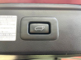 【パワーバックドア】スマートキーや運転席のボタンを押すだけでリアゲートが自動で開閉します!荷物を持っている時や、高い位置にあるバックドアを閉める際に便利な機能です♪
