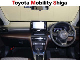 すっきりとしたデザインで上品な色使いの運転席周りですね。居心地の良い運転席、長く座ってられるリラックスできるデザインがいいですね。