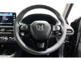 運転中もハンドルでの操作が可能です。特に高速道路等の目が離せない運転時には、便利さだけでなく、安全性も兼ね備えております。