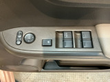 【パワーウィンドウスイッチ】ワンタッチで、パワーウインドウやドアミラーを操作できます。