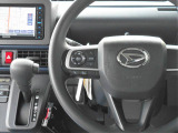 ステアリングには様々なスイッチが付いておりますので運転しながらの操作も楽ちんです♪