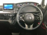 【ハンドル】運転にかかわる様々な操作を安全に行えるように視点移動が少なく操作性に配慮されたスイッチ類が凝縮されたコックピットです。
