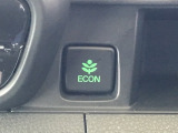 【eコンスイッチ】低燃費運転をサポートするECONモード。スイッチをONすると、エンジンやトランスミッション、A/Cなどを協調制御し、燃費の向上に貢献。エコドライブの効果を高めます。