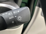 操作感の良いウインカーレバーで、スムーズな車線変更をサポートします。指先で直感的に操作できる設計です。