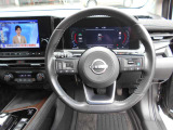 ステアリングハンドルです。オーディオコントロールスイッチが付いて運転中でも手元でオーディオの操作が出来て便利ですよ。