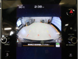 後方の映像を車内の11.6インチディスプレイに表示。 ステアリング操作に連動して動くガイドラインが、駐車や車庫入れをよりスムーズにサポート。狭いスペースでも安心して操作できる頼れる機能です。